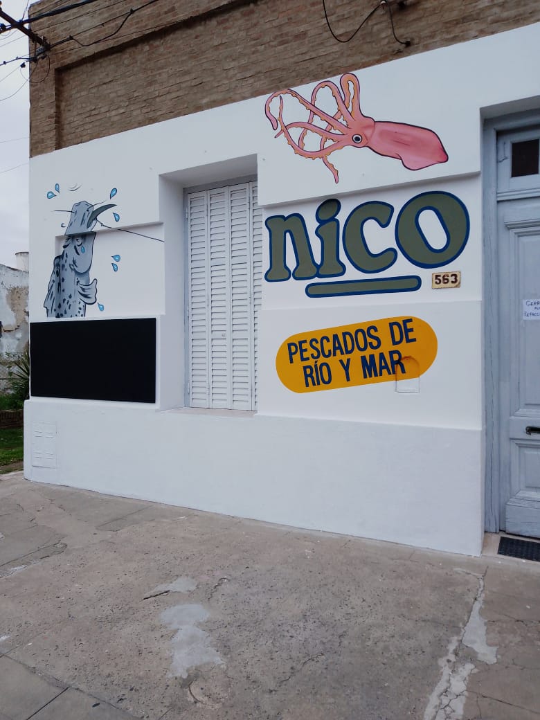 Fachada comercial repintada